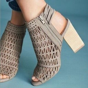 Jeffrey Campbell. Ottawa sandals. Size 7. Grey.